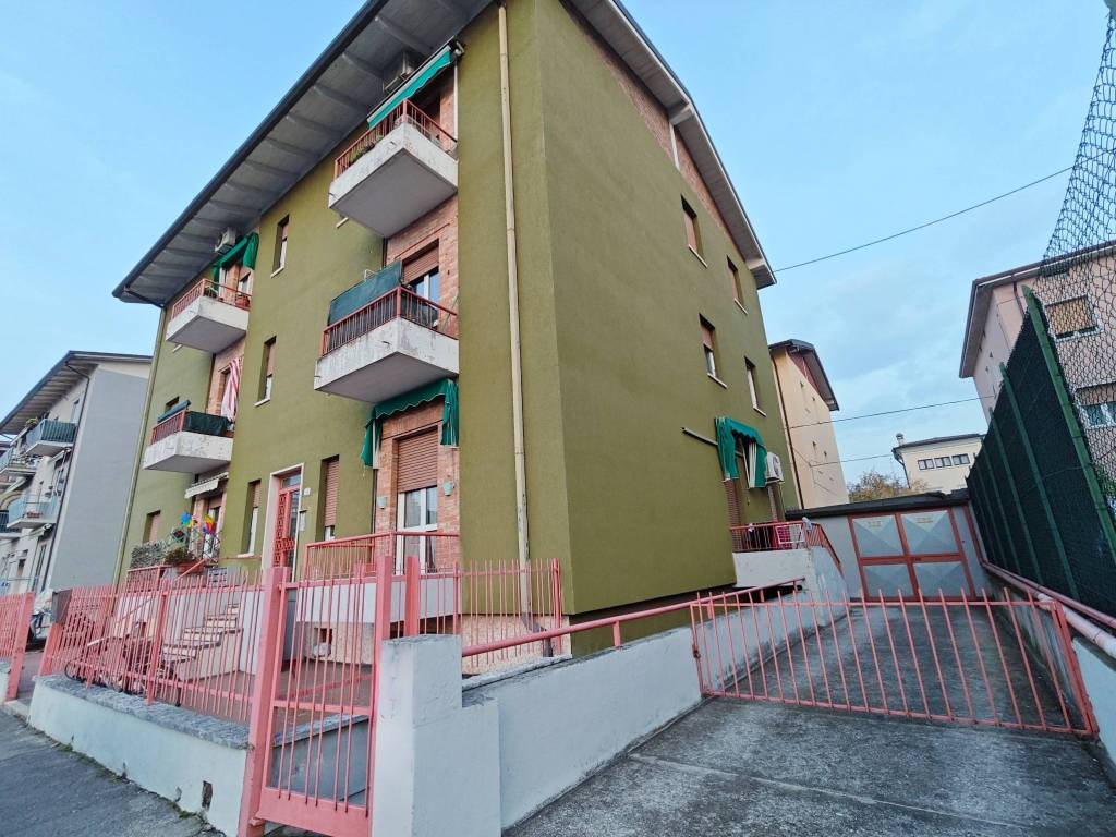 Palazzo / stabile a Verona in Viale del Commercio, 15 - Foto 3