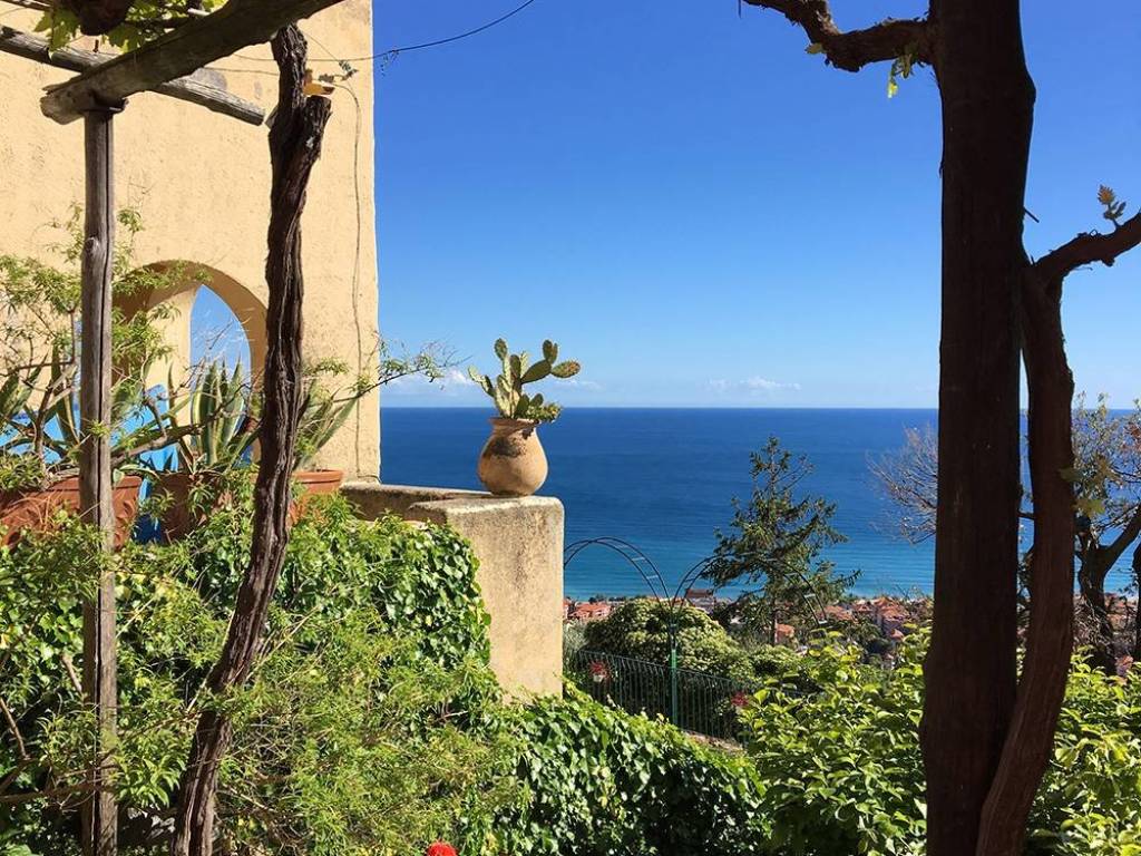 Box / garage a Finale ligure in Via Sbarbaro - Foto 3