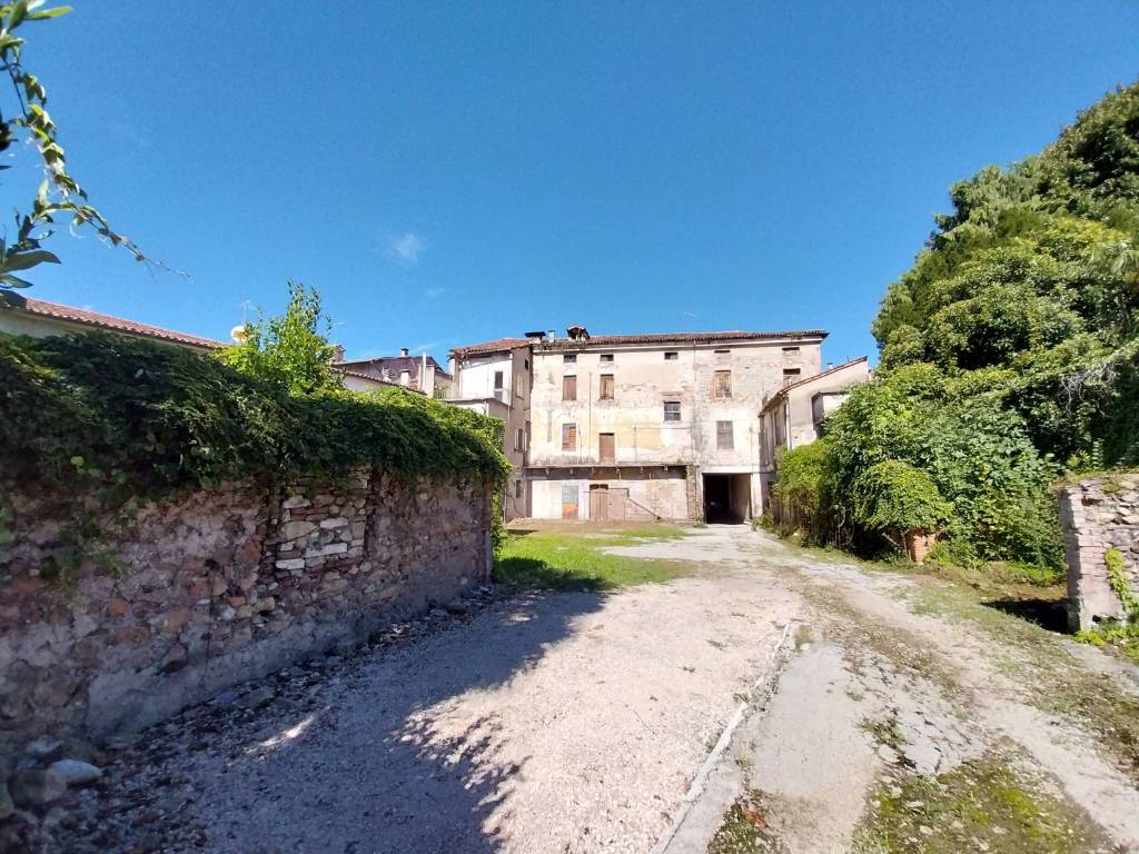 Palazzo / stabile a Schio in Via Arnaldo Fusinato, 24 - Foto 3