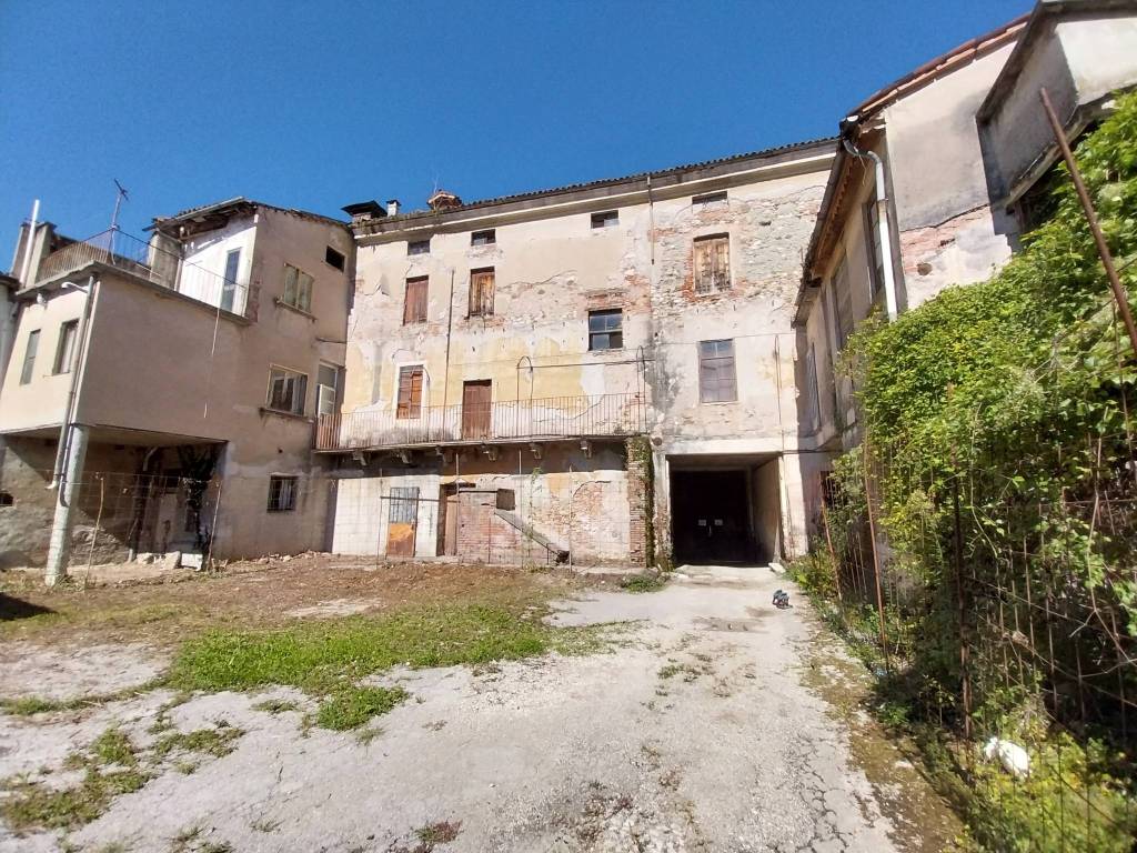 Palazzo / stabile a Schio in Via Arnaldo Fusinato, 24 - Foto 4
