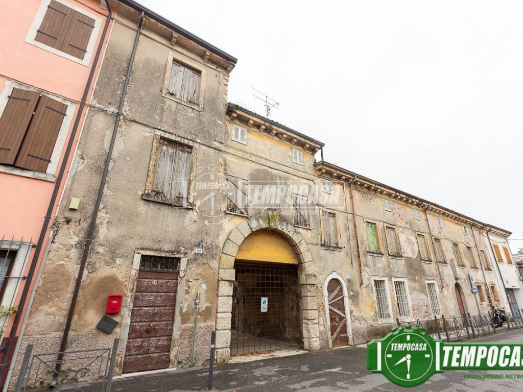 Palazzo / stabile a Verona in Via Madonna di Campagna 10 - Foto 2