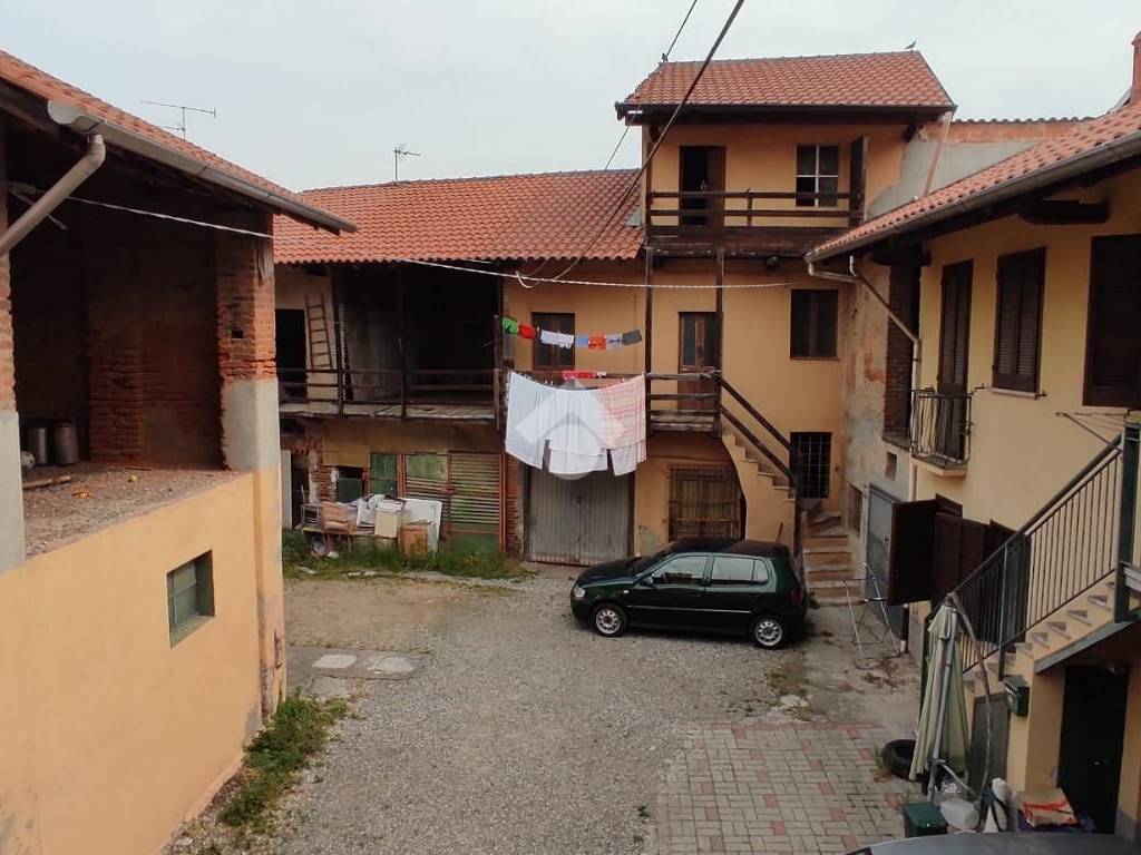 Rustico / casale a Lonate pozzolo in Piazza Sant'Ambrogio, 3 - Foto 2