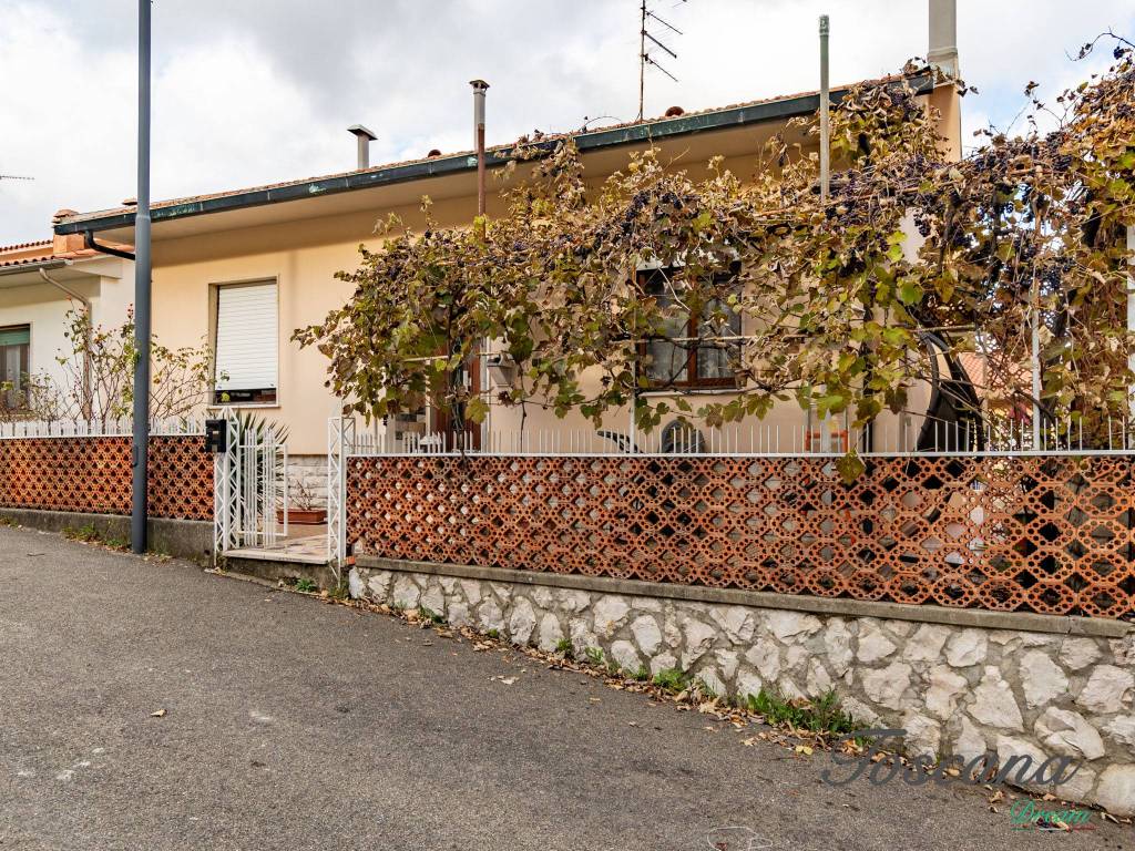 Villa a Castelnuovo di val di cecina in Via Renato Fucini, 8 - Foto 2