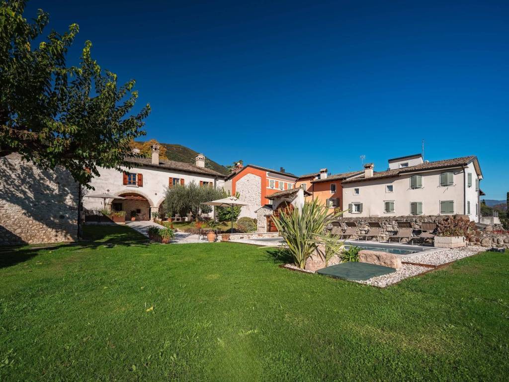 Villa a Caprino veronese in Via Carrara, 34 - Foto 2