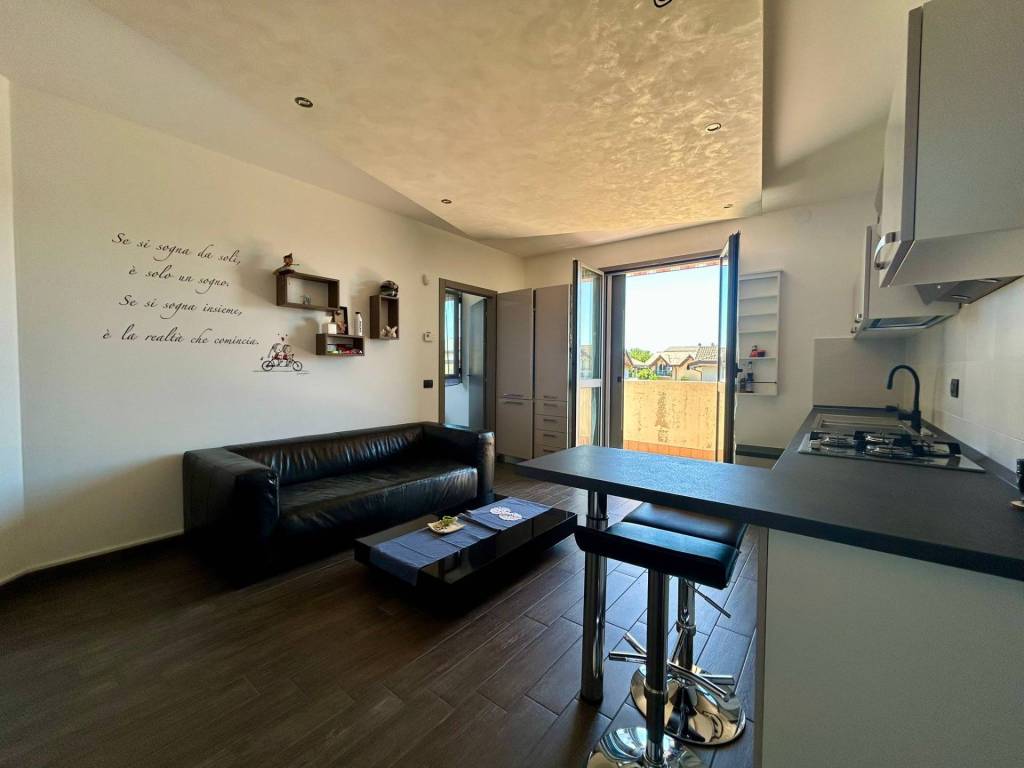 Appartamento a Cairate in VIA DE AMICIS, 43 - Foto 2