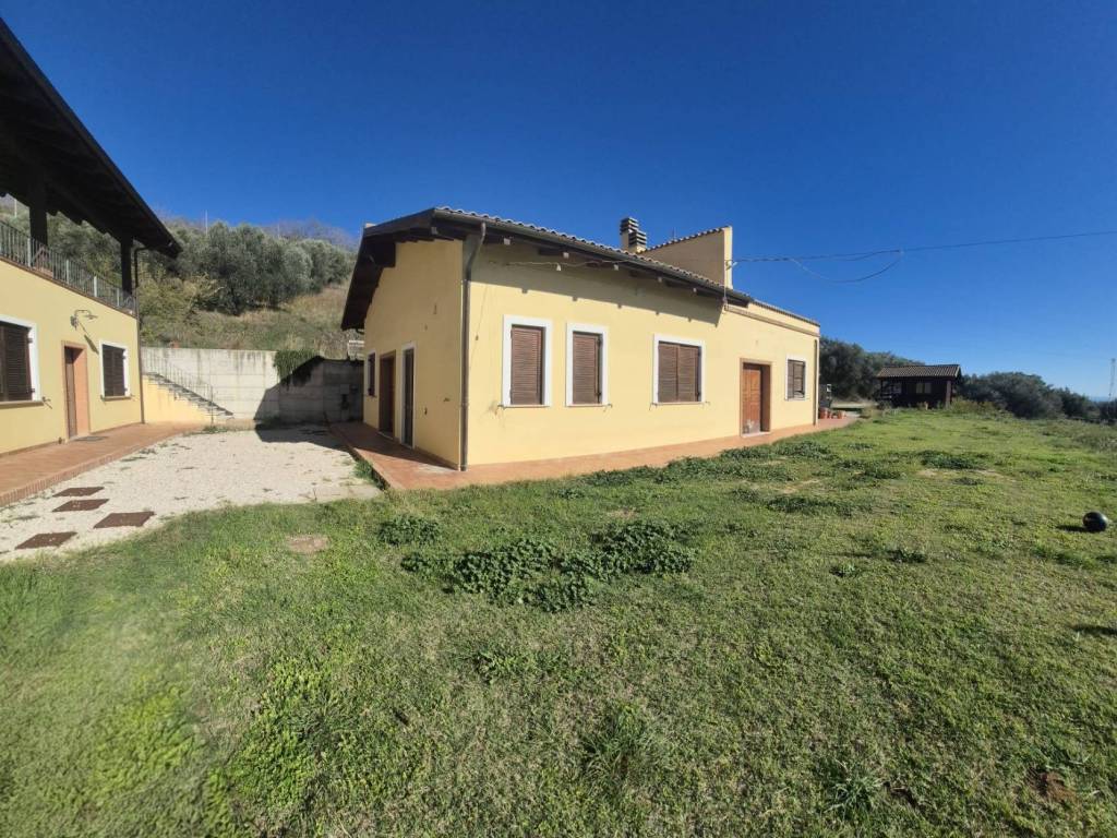 Palazzo / stabile a Atri in C.da Centorame - Foto 2