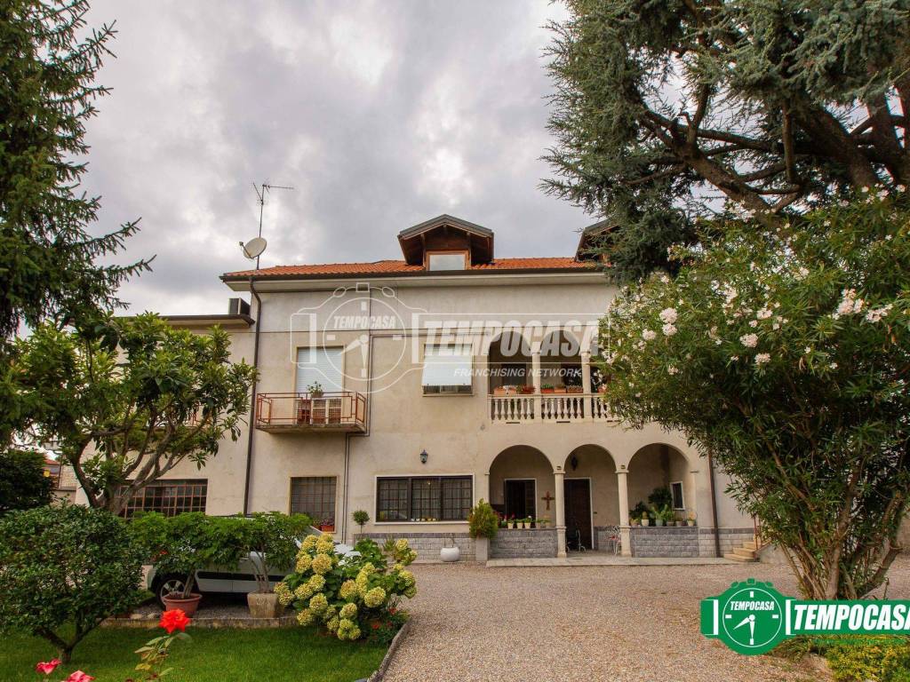 Villa a Busto arsizio in Via Antonio Sciesa 16 - Foto 2