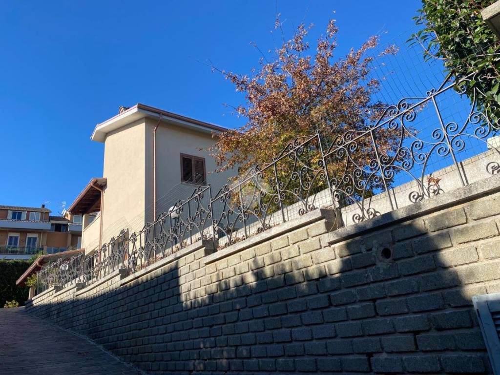 Villa a Fabrica di roma in Via san giorgio, 25 - Foto 2