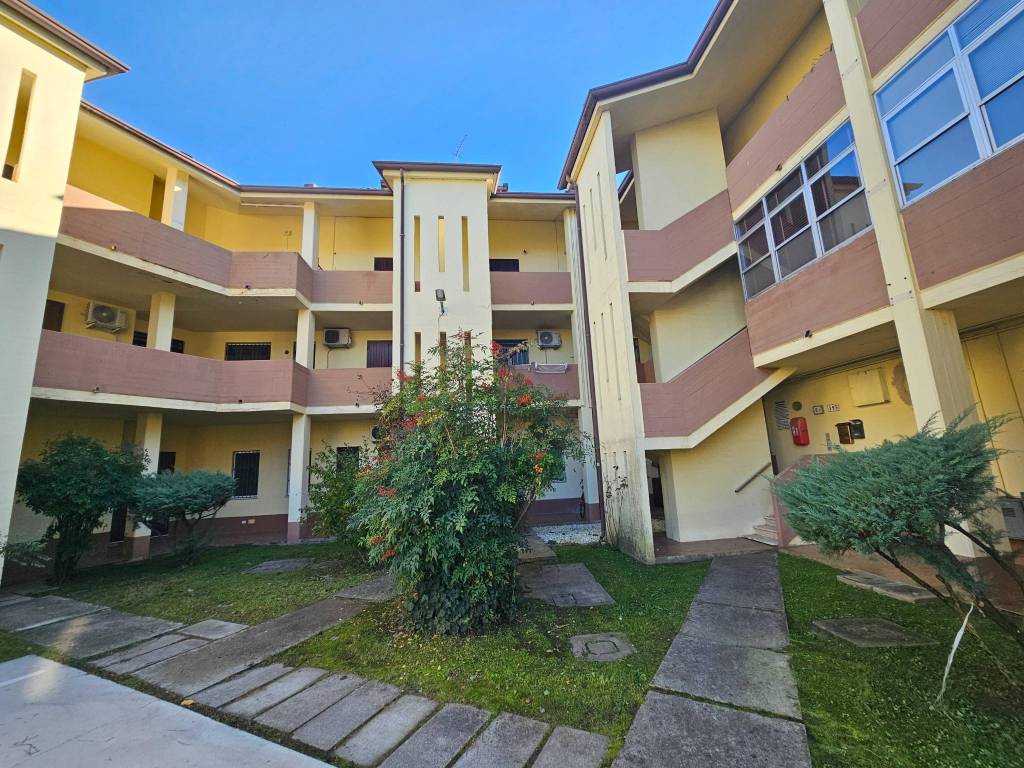 Appartamento a Comacchio in Viale Giacomo Leopardi, 193 - Foto 4