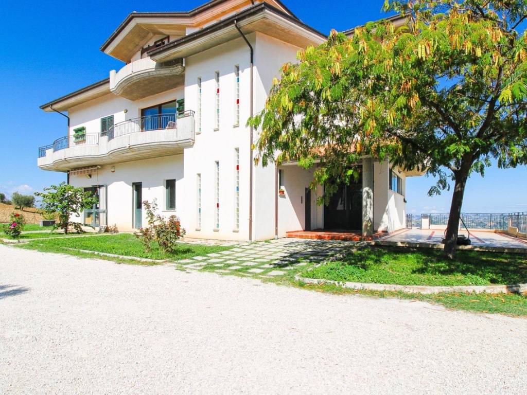 Appartamento a Ancarano in STRADA PROVINCIALE 2, 34 - Foto 2