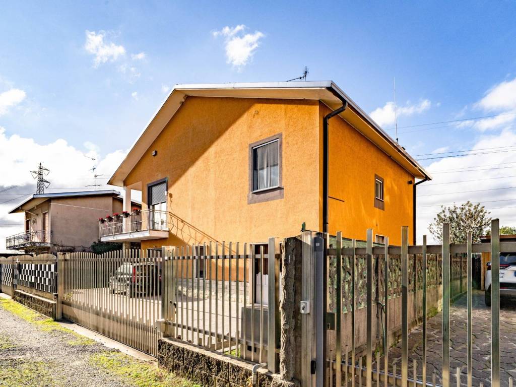 Villa a Caronno pertusella in Vicolo Boito - Foto 2