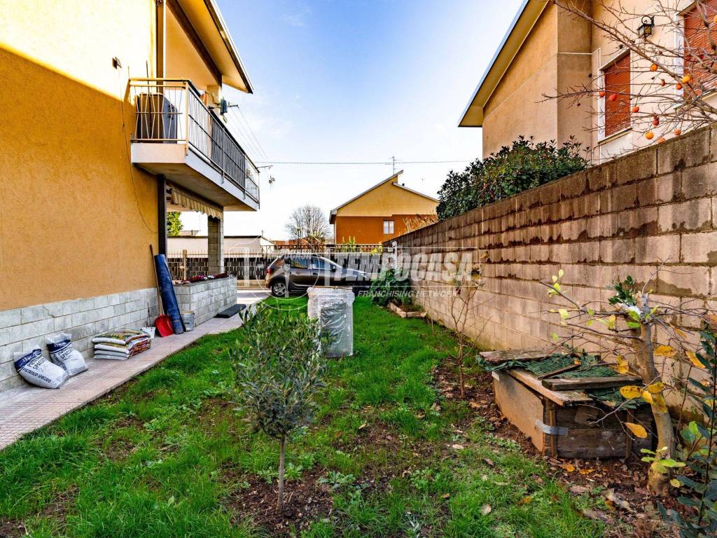 Villa a Caronno pertusella in Vicolo Boito - Foto 4