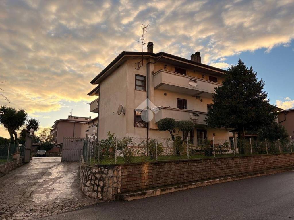 Palazzo / stabile a Lariano in Via Algidus, 167 - Foto 2