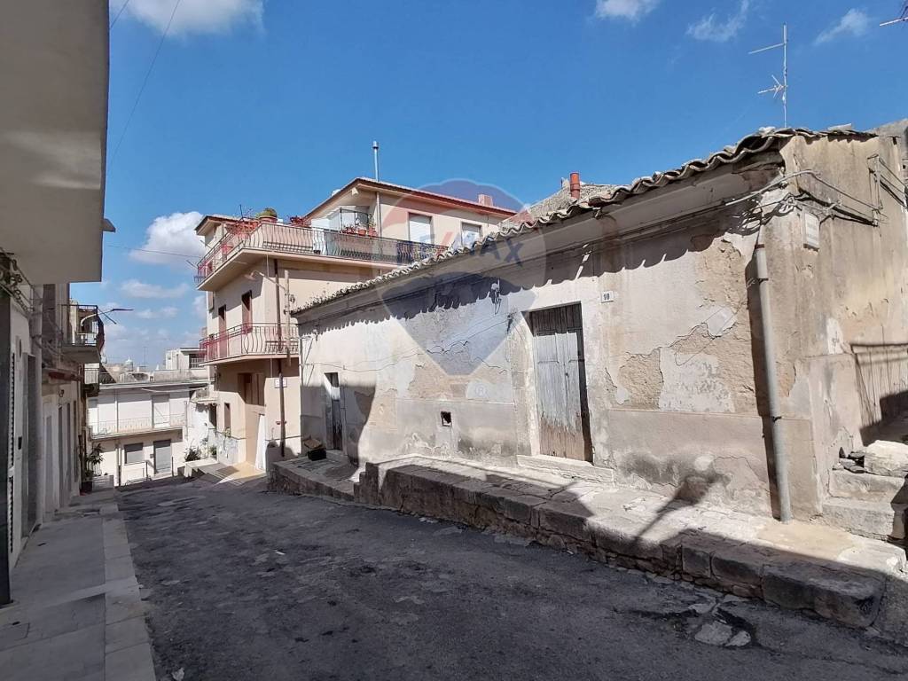 Casa indipendente a Comiso in via Alessandro Volta, 8 - Foto 4