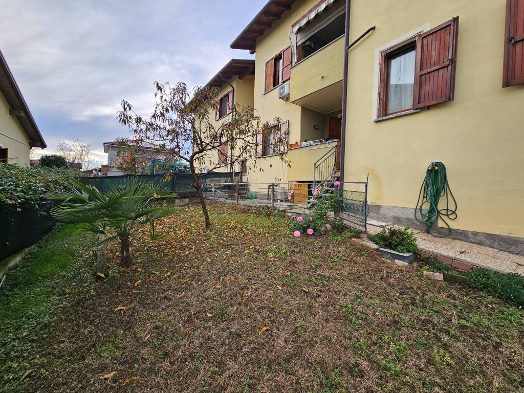 Appartamento a Oleggio in Via Momo - Foto 2