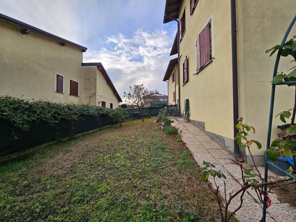 Appartamento a Oleggio in Via Momo - Foto 3