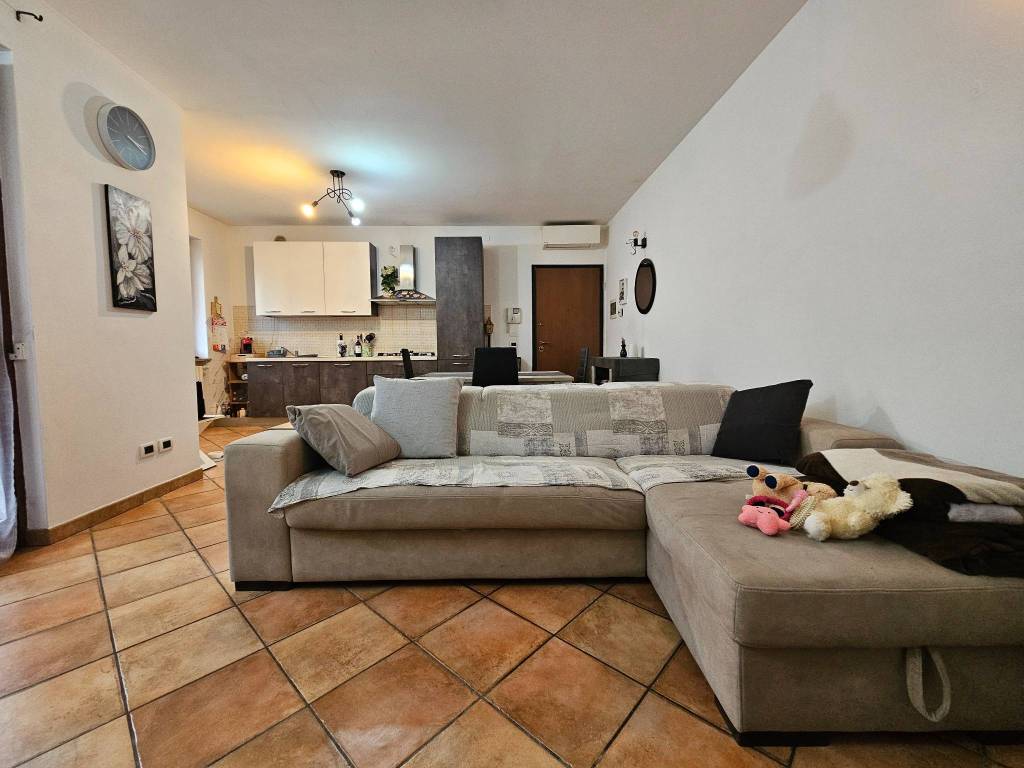 Appartamento a Oleggio in Via Momo - Foto 4