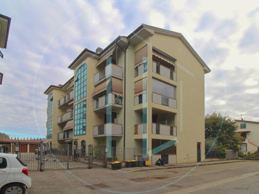 Appartamento a Campi bisenzio in Via dell'Olmo - Foto 2