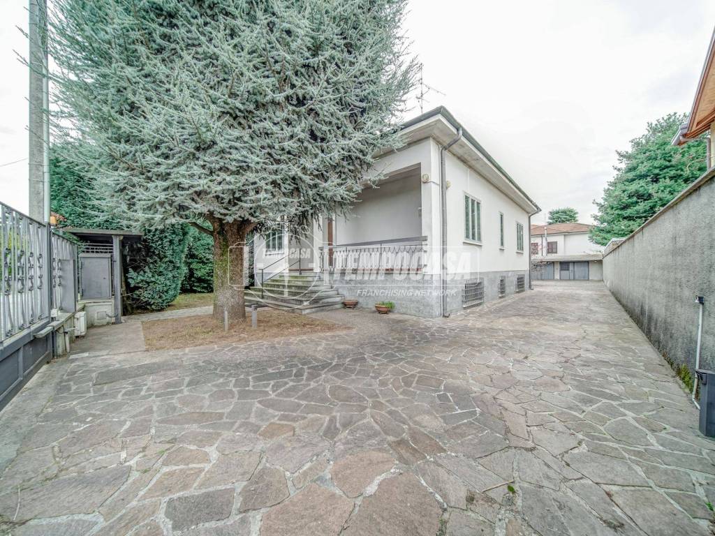 Villa a Cassano magnago in Via Gasparoli 73/C - Foto 2