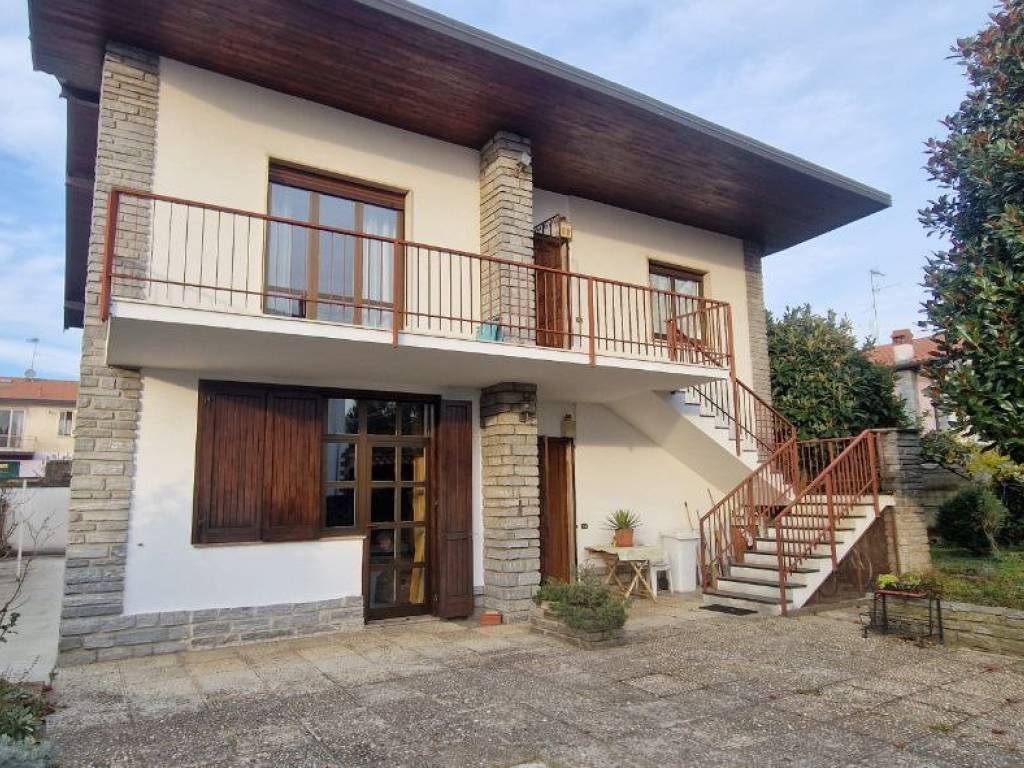 Villa a Venegono superiore in Via Monte Bianco, 16 - Foto 2