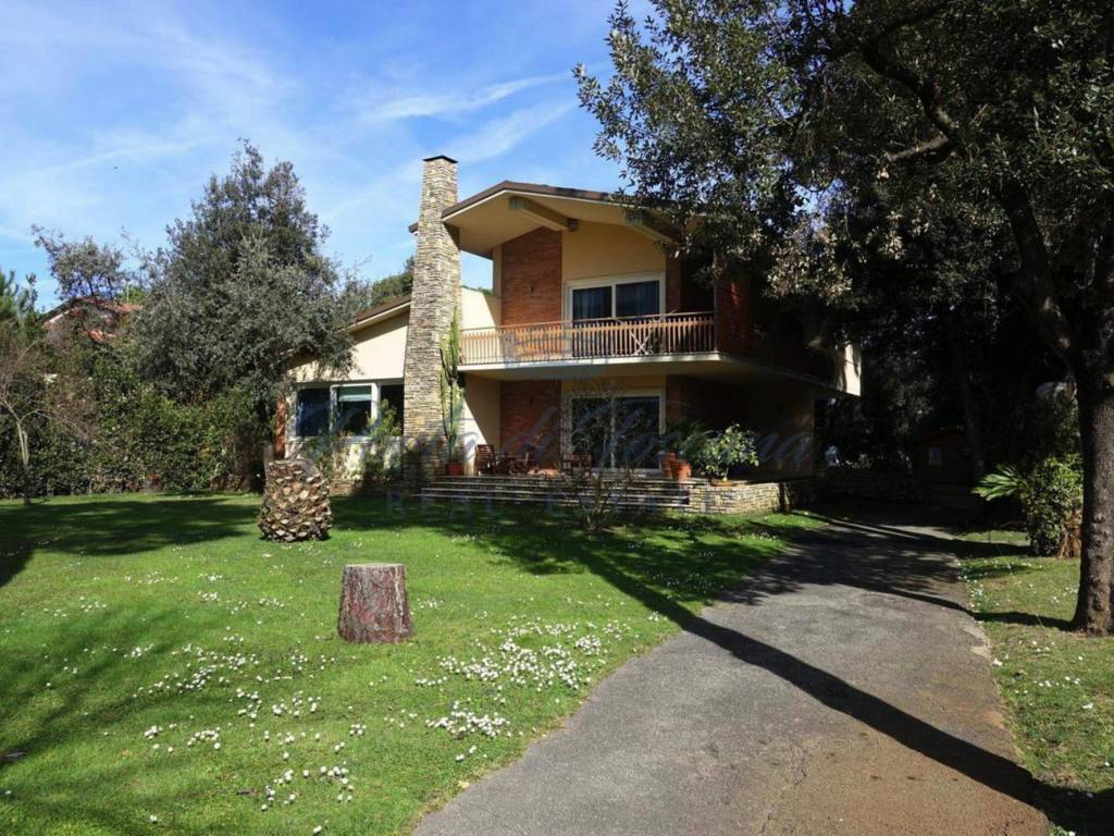 Villa a Pietrasanta in Via Cristoforo Colombo, 35 - Foto 3