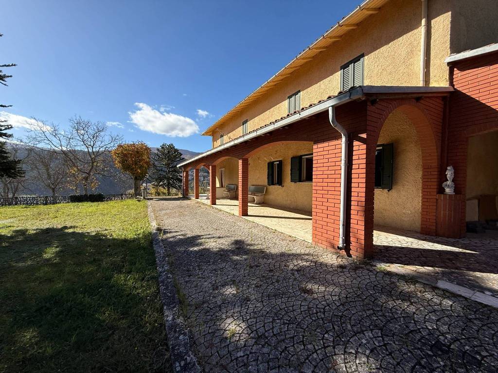 Villa a Tagliacozzo in Via Selve Piane - Foto 4
