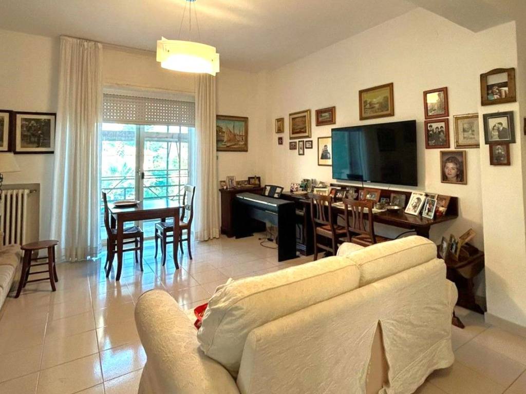 Appartamento a Livorno in Viale Amerigo Vespucci, 45 - Foto 2