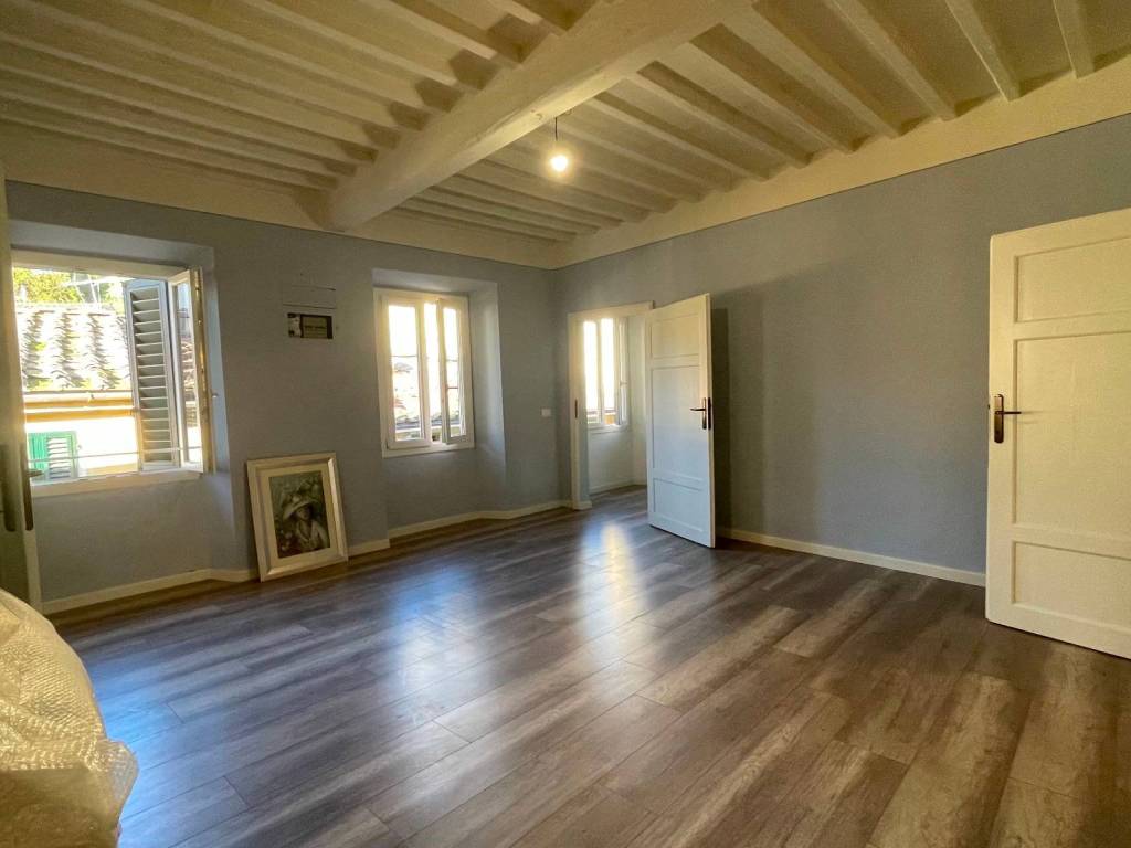 Attico / mansarda a Pescia in Piazza Giuseppe Mazzini, 47 - Foto 3