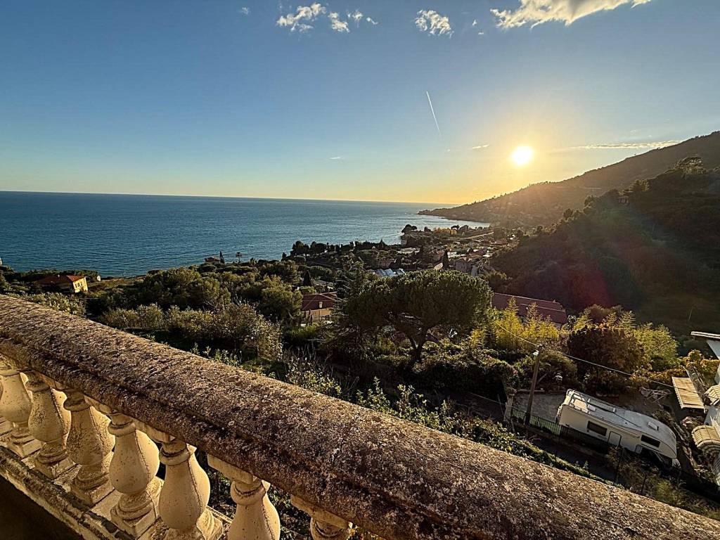 Villa a Ventimiglia in Via Michelangelo Buonarroti, 14 - Foto 5