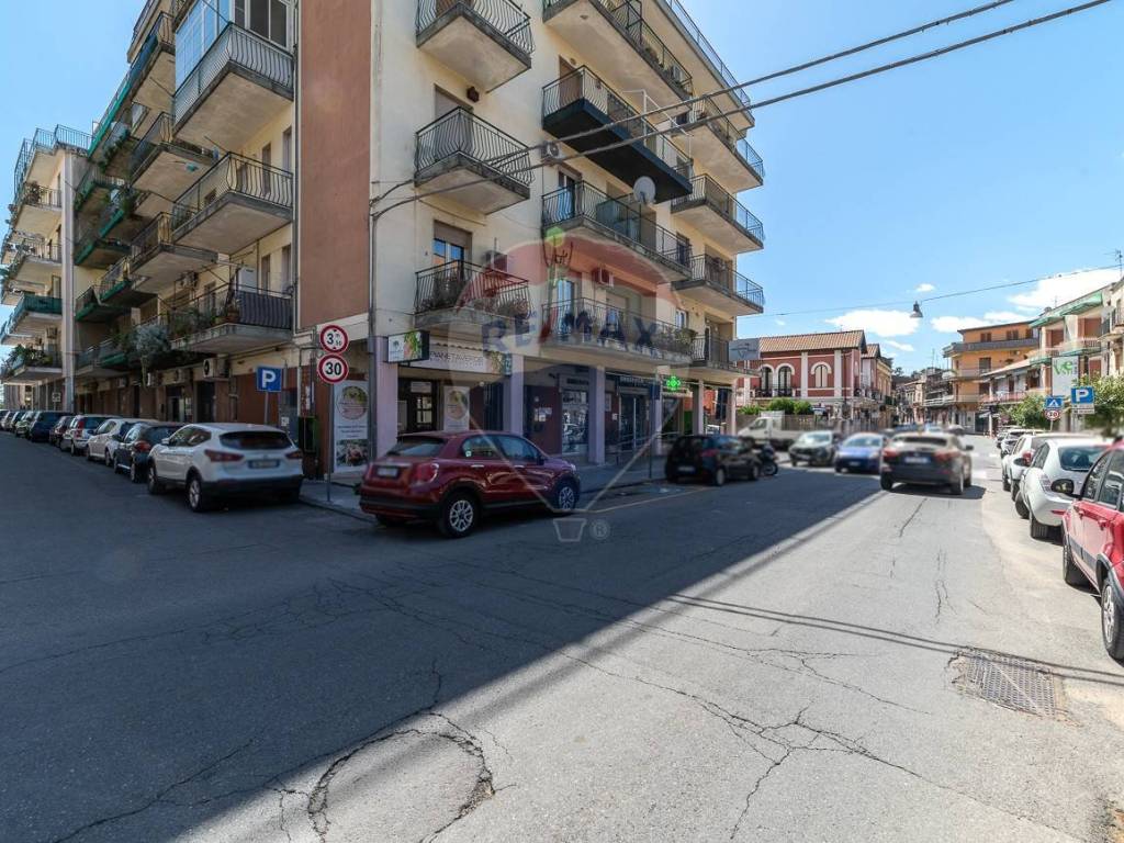 Box / garage a San giovanni la punta in Via Amedeo Duca d'Aosta, 16 - Foto 2