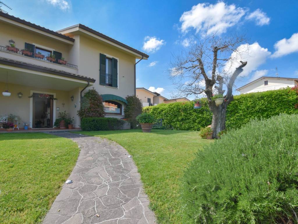 Villa a Monterubbiano in Via Abbadia - Foto 2