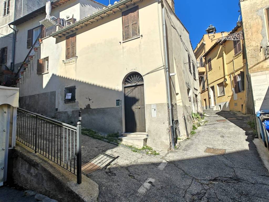 Appartamento a Magliano sabina in Vicolo Sdrucciolo - Foto 2