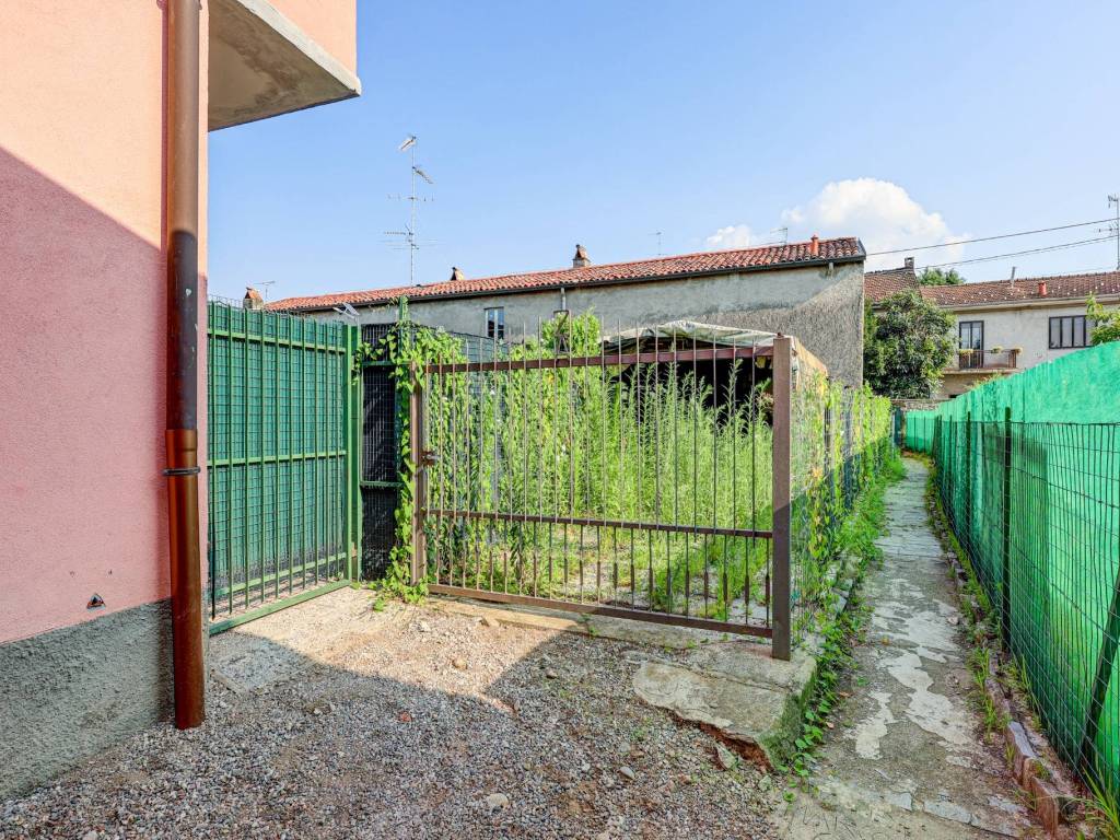 Appartamento a Somma lombardo in Via Antonio Ravasio, 16 - Foto 2