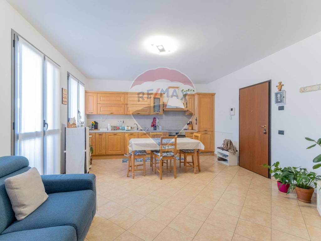 Appartamento a Cairate in via de amicis, 43 - Foto 2