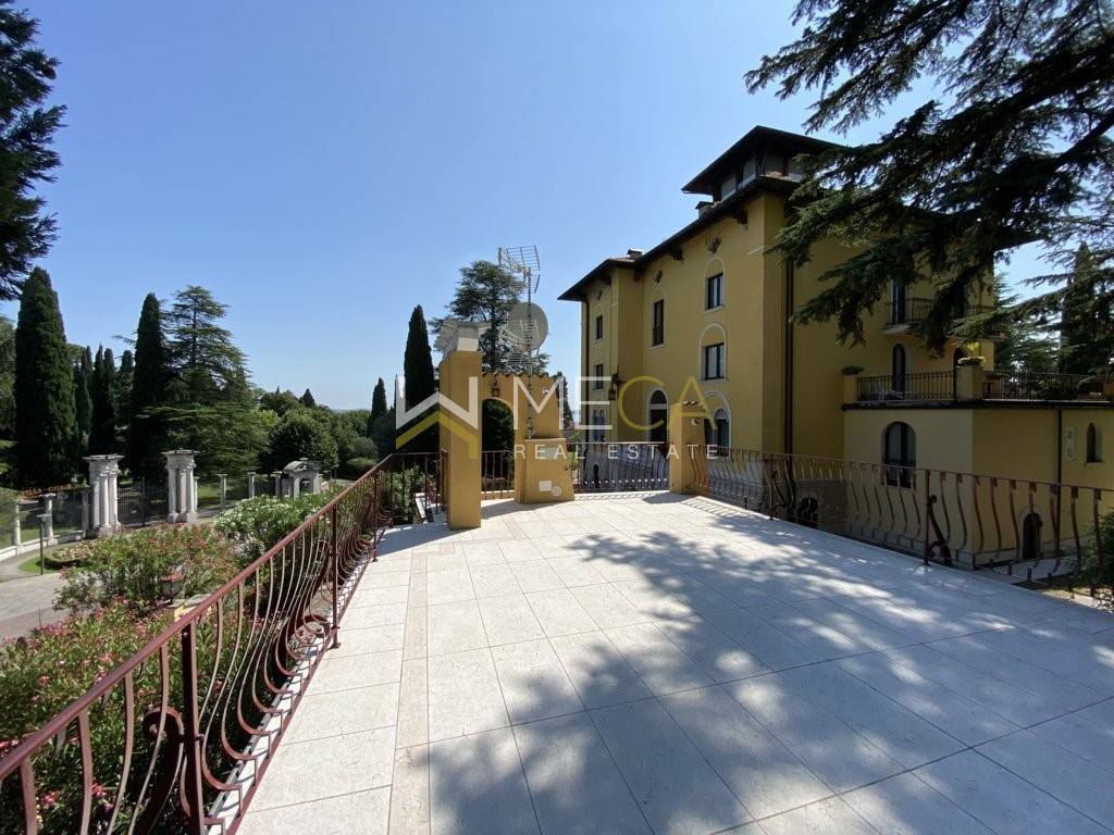Villa a Sirmione in Via Caio Valerio Catullo - Foto 2