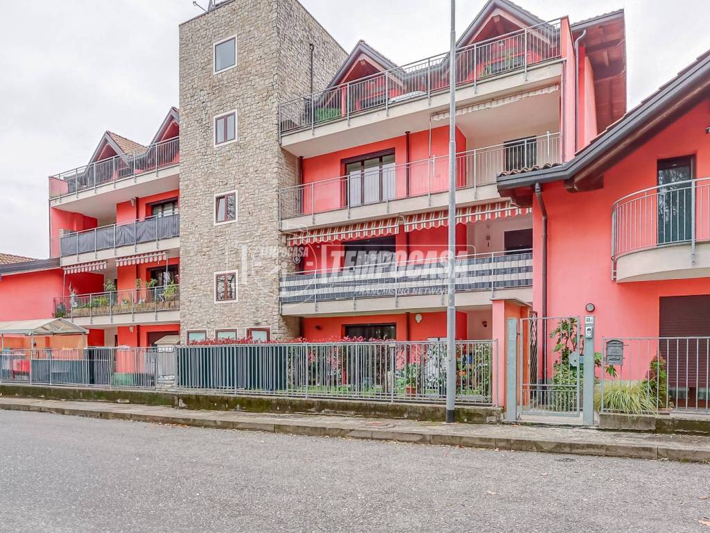 Appartamento a Somma lombardo in Via I. Bianco 48 - Foto 2
