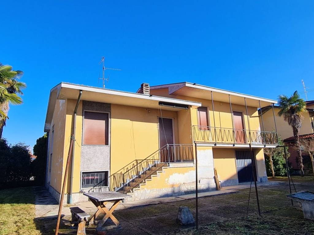 Villa a Busto garolfo in Via Monte Santo, 9 - Foto 2