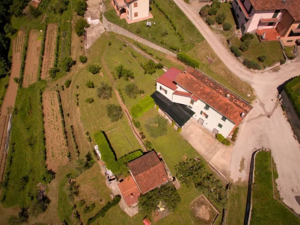 Villa a Barga in Località Albiano, 51 - Foto 2
