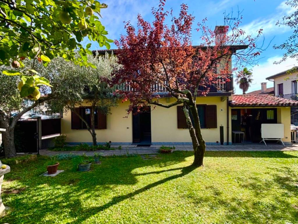 Villa a Sumirago in Via Giuseppe Mazzini, 7 - Foto 2