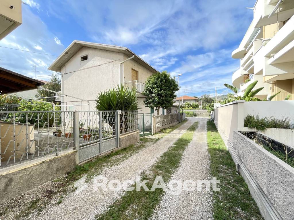 Casa indipendente a Tortoreto in Via Alcide de Gasperi, 10 - Foto 2