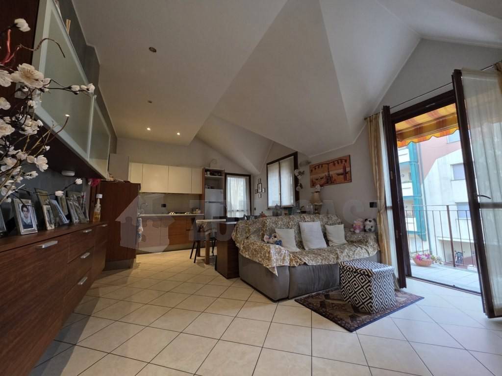 Appartamento a Samarate in Via Mottarone - Foto 2