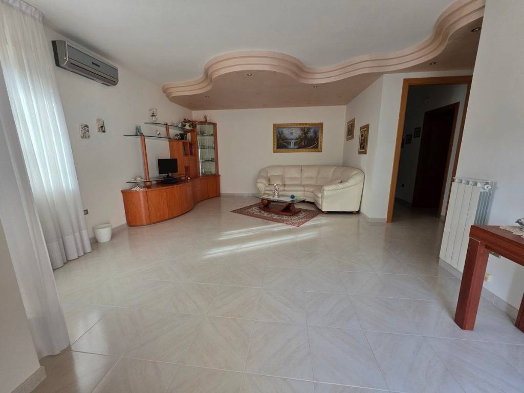 Villa a Turi in Via Fratelli Spinelli - Foto 4