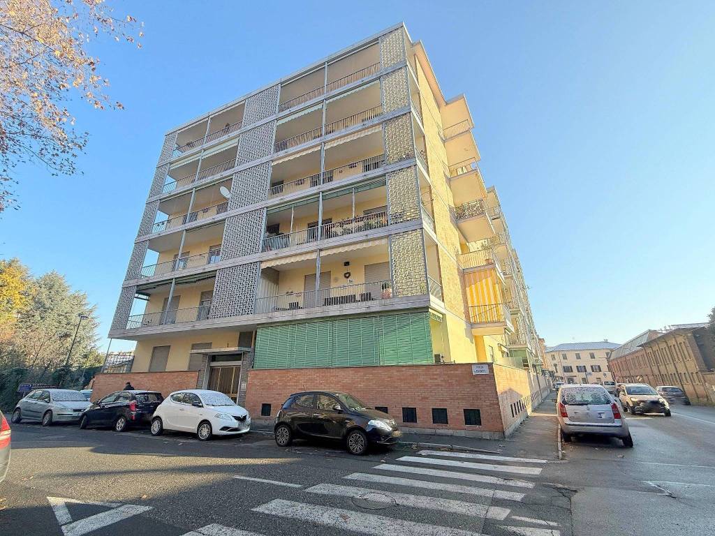 Appartamento a Pinerolo in Piazza Alberto Banfi, 1 - Foto 2
