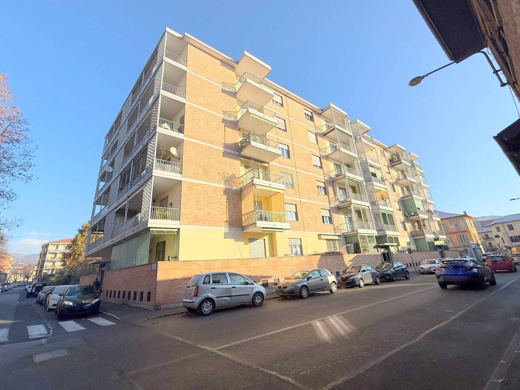 Appartamento a Pinerolo in Piazza Alberto Banfi, 1 - Foto 4