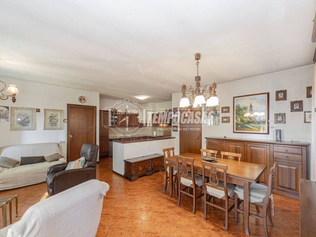 Appartamento a Cassago brianza in Via A. Volta 59 - Foto 2