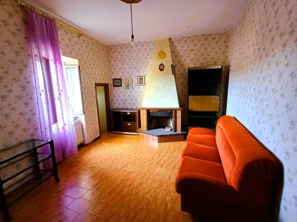 Appartamento a Caprarola in Piazza Vittorio Emanuele - Foto 2