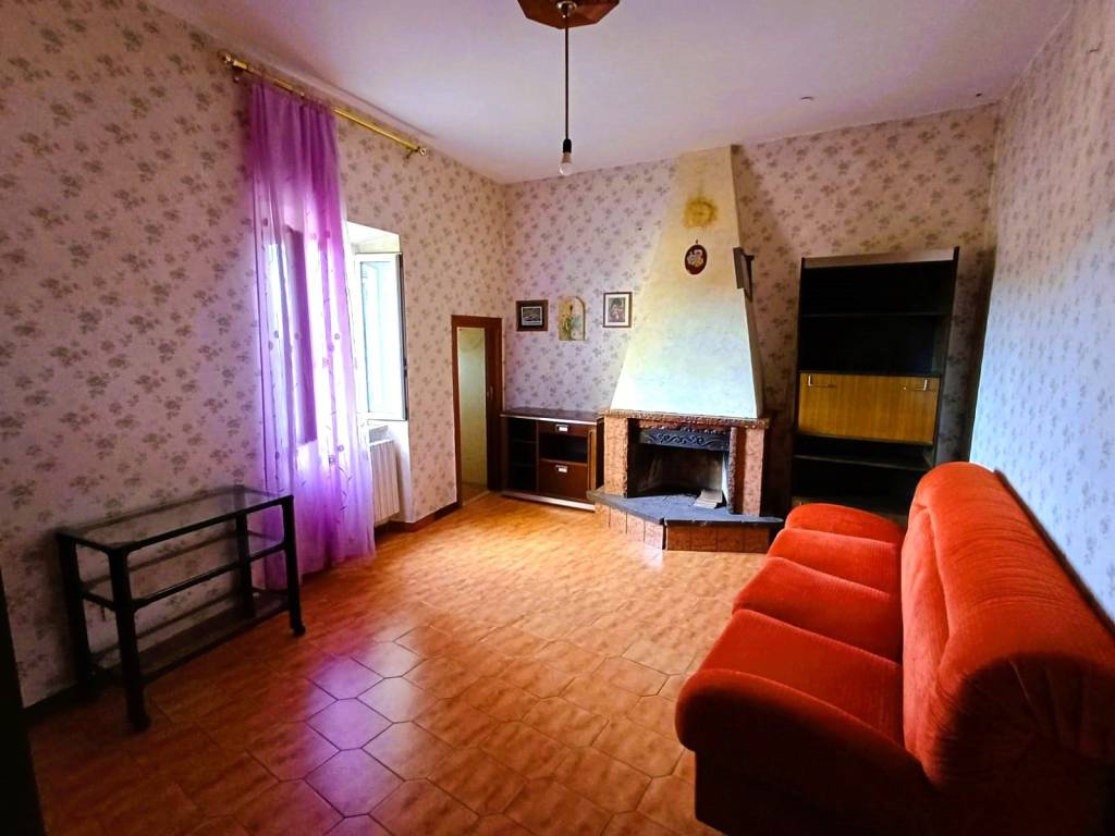 Appartamento a Caprarola in Piazza Vittorio Emanuele - Foto 3