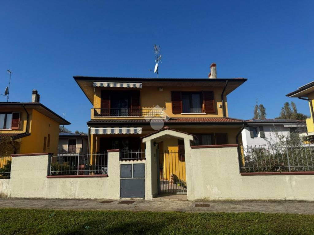 Villa a Brescia in Traversa Ottava Villaggio Badia - Foto 2