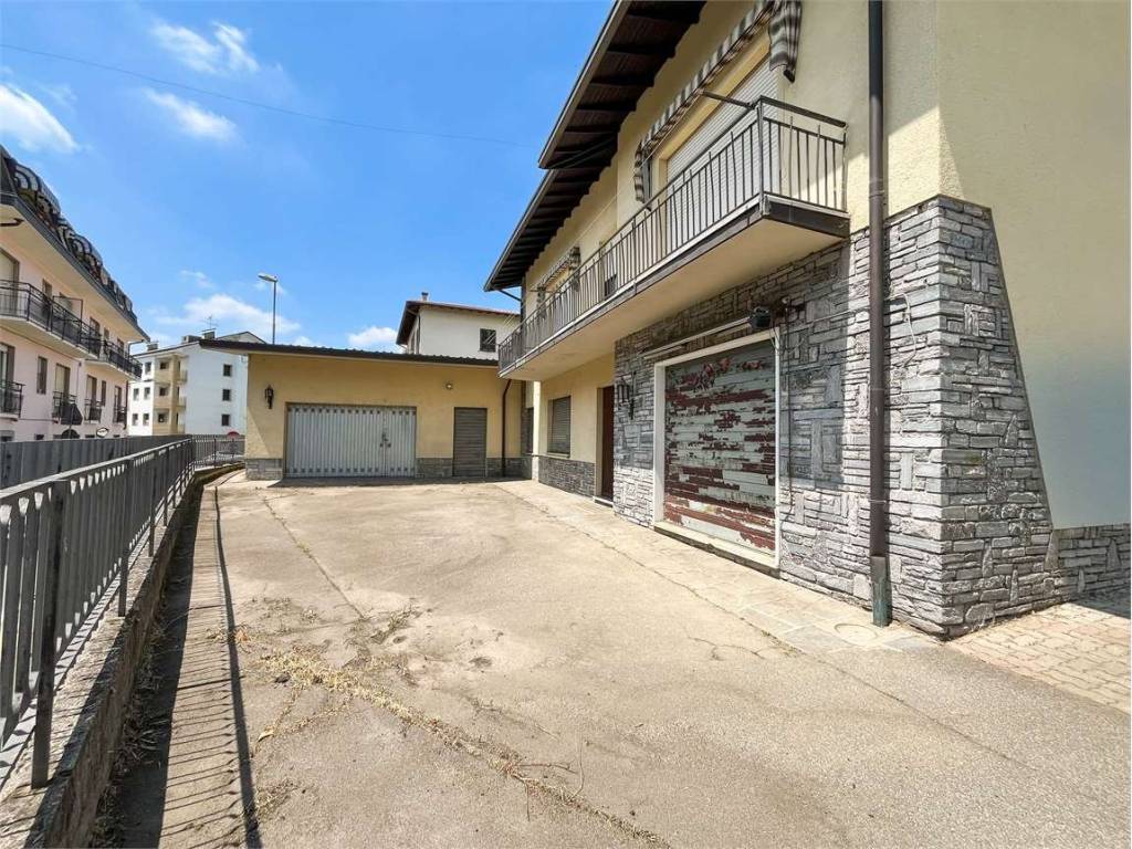 Casa indipendente a Sesto calende in Via Montello, 21 - Foto 2
