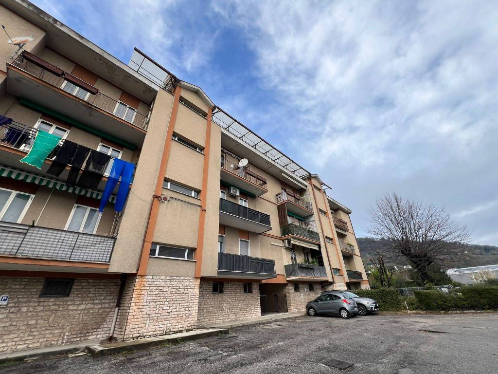Appartamento a Montecchio maggiore in Via San Pio X, 27 - Foto 2